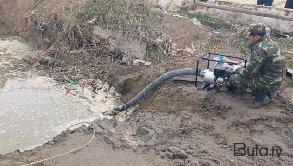  Salyanda kollektor daşdı: həyətləri su basdı - Video  