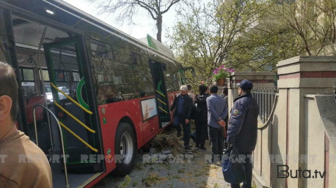  Avtobus qəza törətdi: motosikletçi təkərin altında qaldı - Video  