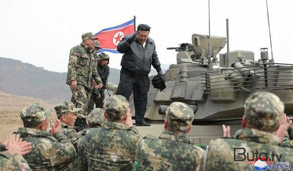  Kim Çen İn tank sürdü - Foto  