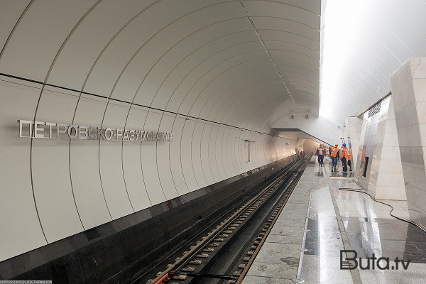  Metroda dəhşət: Kişi sevgilisini qatarın altına atdı - Video  