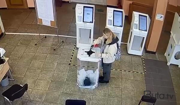  Moskvada səsvermə: qız bütün səsləri sildi - Video  