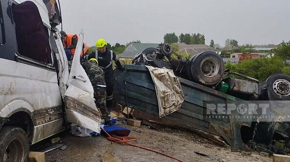  Bakıda 2 yük maşını toqquşdu: sürücü belə xilas edildi - Video  