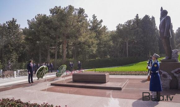  Kobaxidze Heydər Əliyevin məzarını ziyarət etdi  