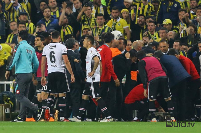  Trabzonlular fənərli futbolçulara hücum etdi - Video  