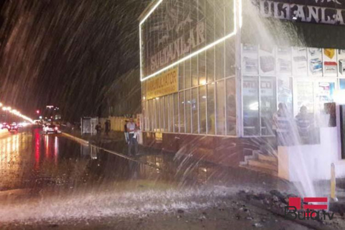  Bakıda su borusu partladı - Video  