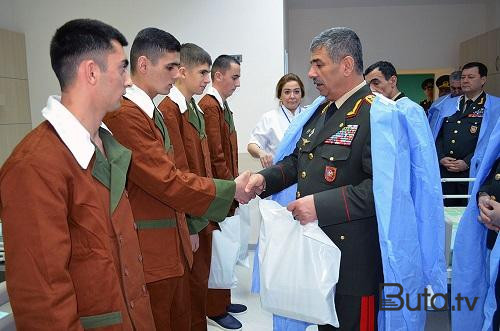  Nazir müalicə olunan hərbçiləri ziyarət etdi  