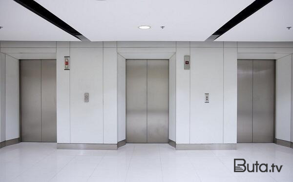  Bakıda qadın liftin qapıları arasında qalaraq öldü  