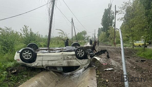  Qusarda avtomobil aşdı, rabitə dirəyini aşırdı - Foto  