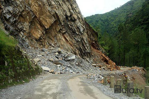  Naxçıvanda qaya uçqunu oldu, yol bağlandı  