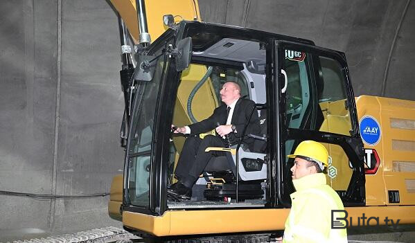 Günün fotosu: Prezident traktor sükanı arxasında - Foto