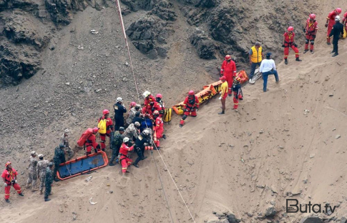  Bu ölkədə avtobus dərəyə aşdı: 13 ölü  