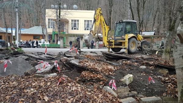  Bakıda üç ilə tikilən otel 3 günə söküldü - Video  