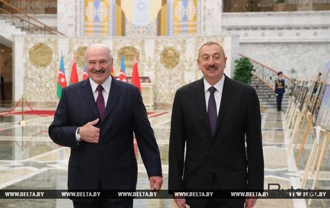  Prezidentlər sərgilərlə tanış oldu  