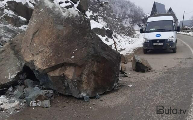  Lerikdə uçqun: Qaya parçaları yolu bağladı - Foto  