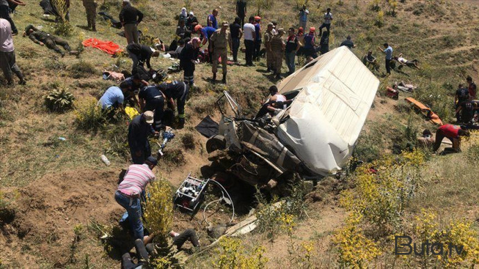  Mikroavtobus dərəyə aşdı: ölənlər var  