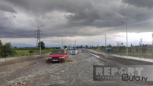  Xaçmaz-Quba yolunda sel suları hərəkəti çətinləşdirdi - Foto  