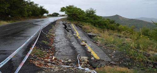  Ağsu dolaylarında asfalt yol çökdü  