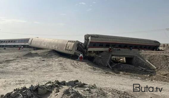  Rusiyada yük qatarı relsdən çıxdı - Video  