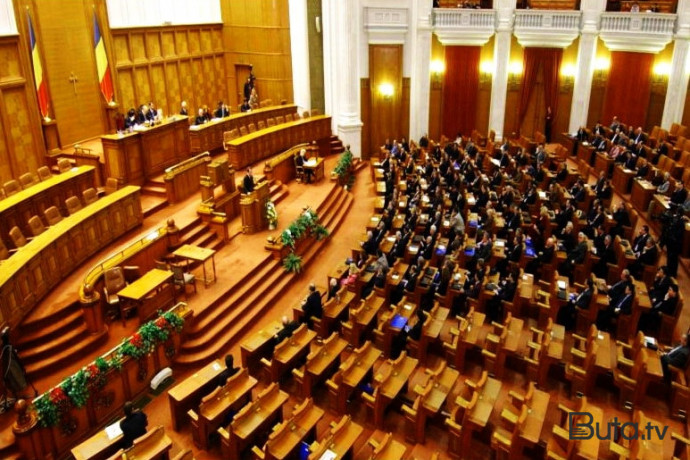  Deputat həmkarının burnunu dişlədi - Video  