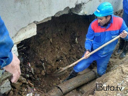  Bakıda boru partladı, evləri su basdı - Video  