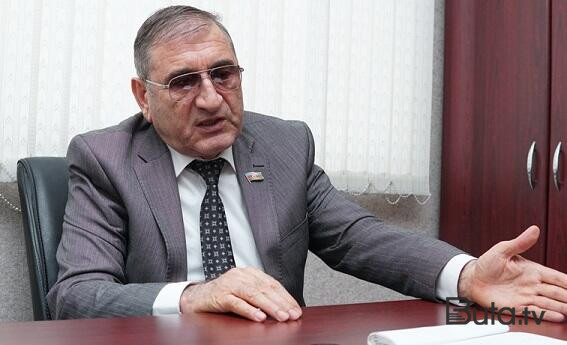  Bu şəxslər işə bir saat gec gəlib, 1 saat tez getsin  