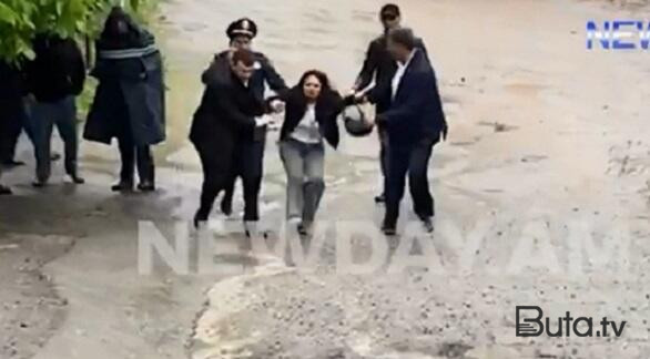  Nikolun görüşü: jurnalistləri zaldan sürüyüb çıxardılar- Video  