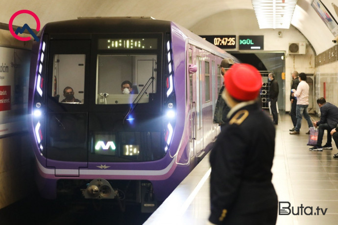  Metroda sərnişin qatarın altına düşüb öldü  