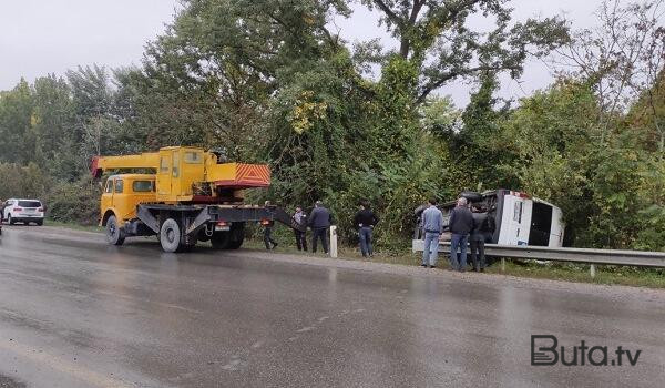  Xaçmazda mikroavtobus dərəyə aşdı - Foto  