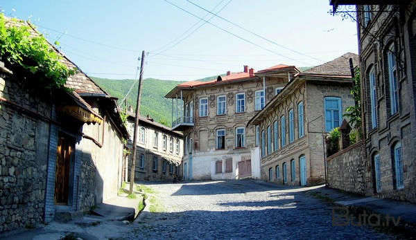  Qonşusunun evinin damından yıxılaraq öldü  