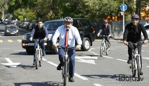  Paşinyan arvadı ilə birgə Nyu Yorkda velosiped sürdü - Video  