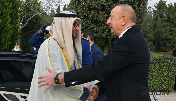  İlham Əliyev BƏƏ prezidentinə hədiyyə təqdim etdi - Foto  