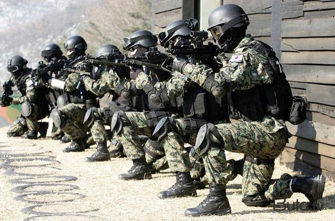  Xüsusi təyinatlılar azərbaycanlılara görə polis şöbələrinə hücum etdi  