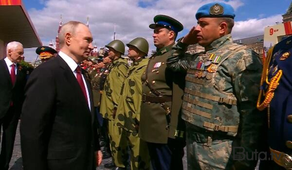 Putin azərbaycanlı polkovniklə salamlaşdı - Video  