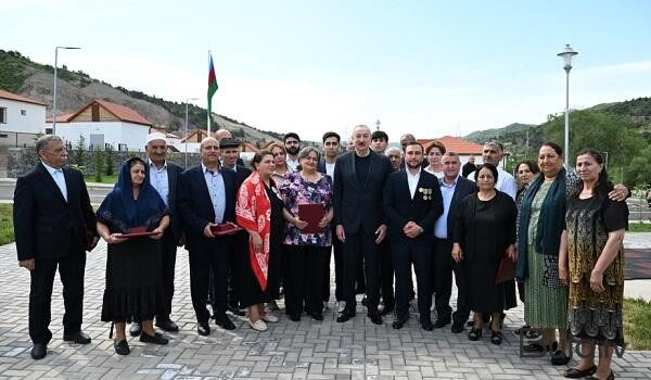  Prezident Bəylik kəndinə köçən sakinlərlə görüşdü  