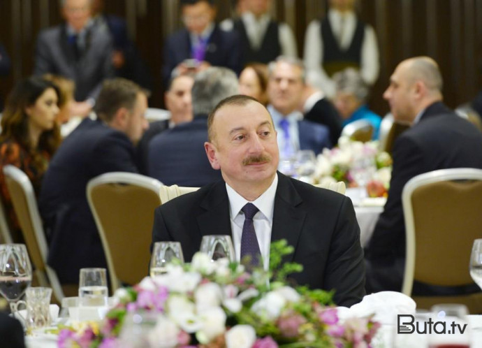  İlham Əliyev Daşkənddə ziyafətdə - Video  