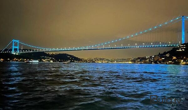  İstanbul körpüləri TDT bayrağının rəngi ilə işıqlandırıldı  