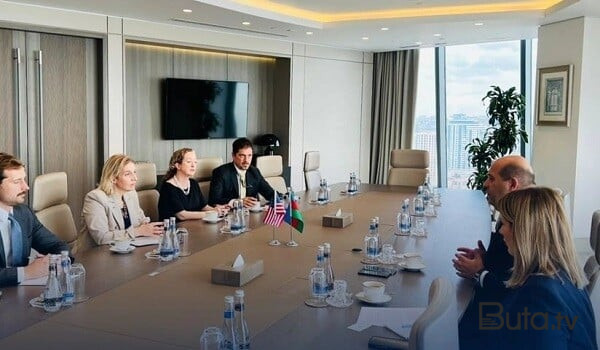  Prezidentin nümayəndəsi Emi Karlonla görüşdü  