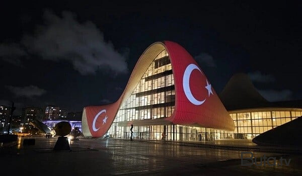 Heydər Əliyev Mərkəzi Türkiyə bayrağına büründü    Heydər Əliyev Mərkəzi Türkiyə bayrağına büründü