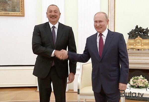  Əliyev əllərini təcili dezinfeksiya etməlidir  