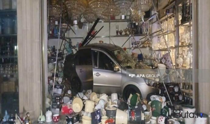  Maşın qab-qacaq mağazasına girdi - Foto  