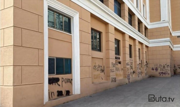  Nizami Kino Mərkəzininn divarına qrafit çəkənlər saxlanıldı  