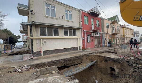  Keşlədə kollektor üzərində tikilmiş ev sökülür  