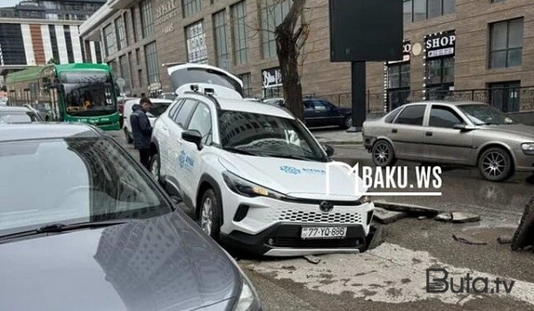  Bakıda yol çökdü, AYNA-nın maşını həmin çuxura düşdü - Foto  