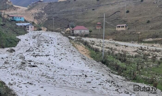  Qusarda sel elektrik dirəklərini dağıtdı - Video  