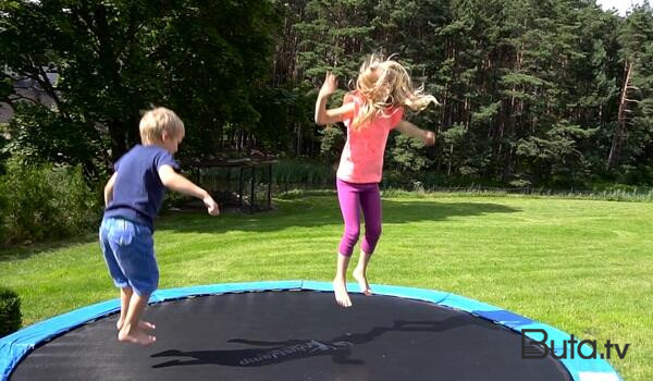  Övladının dəfnində canlı yayım açan atanın iki uşağı əlindən alındı  