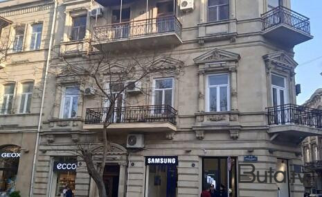  Bakının mərkəzində tarixi binaya müdaxilə... - Video  