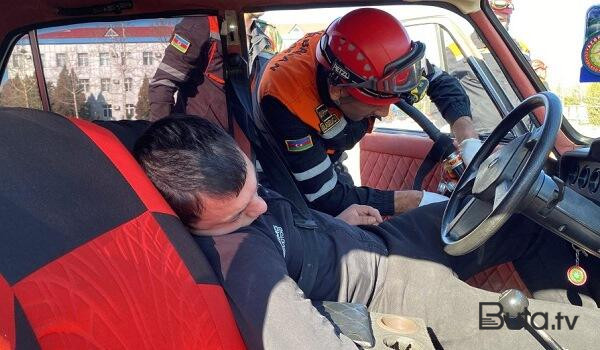  Maşında sıxılı qalmış sürücü xilas edildi - Video  