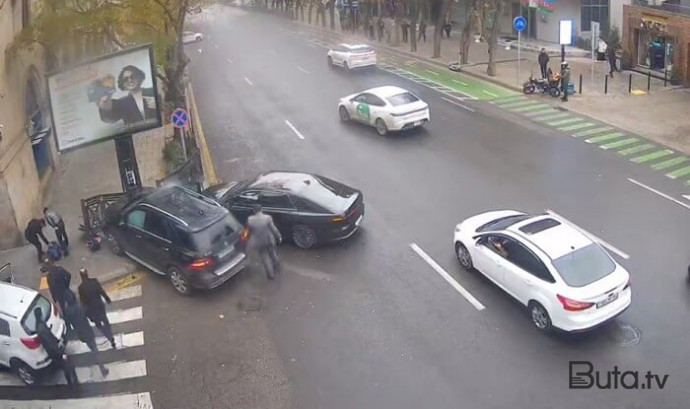  Bakıda sürücülər arasında gərginlik qəzaya səbəb oldu - Video  