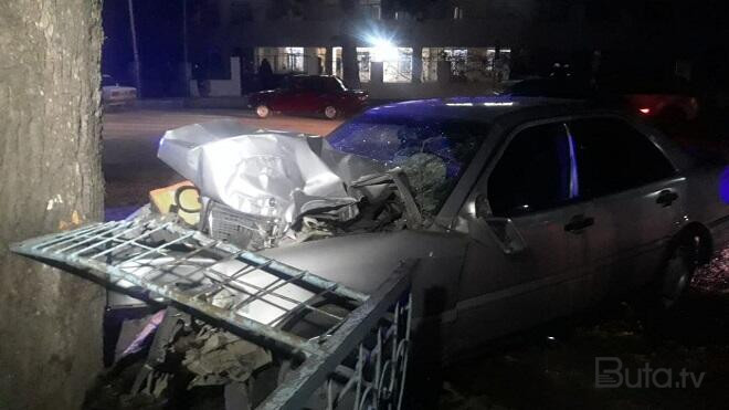  “Mersedes”lə qəza törətdi: anası öldü  