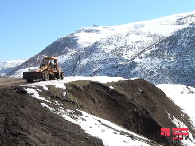  Bu yolda təhlükəli vəziyyət: hər an çökə bilər - Foto  